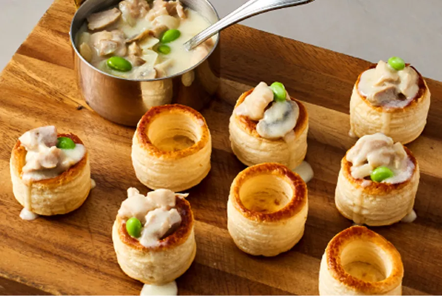 サクサクに焼き上げられたパイケースに、柔らかく煮込まれた鶏肉の濃厚なクリームソースが溢れるフランス伝統料理。