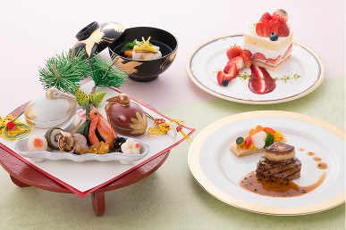 お正月らしい華やかな和食の盛り合わせと、洋風の肉料理やデザートが並んでいます。