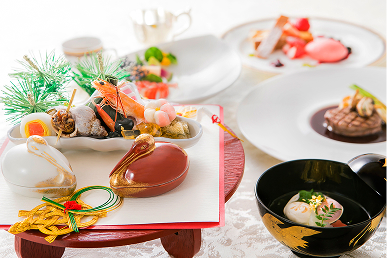華やかに盛り付けられたお正月らしい懐石料理の数々がテーブルに並んでいます。