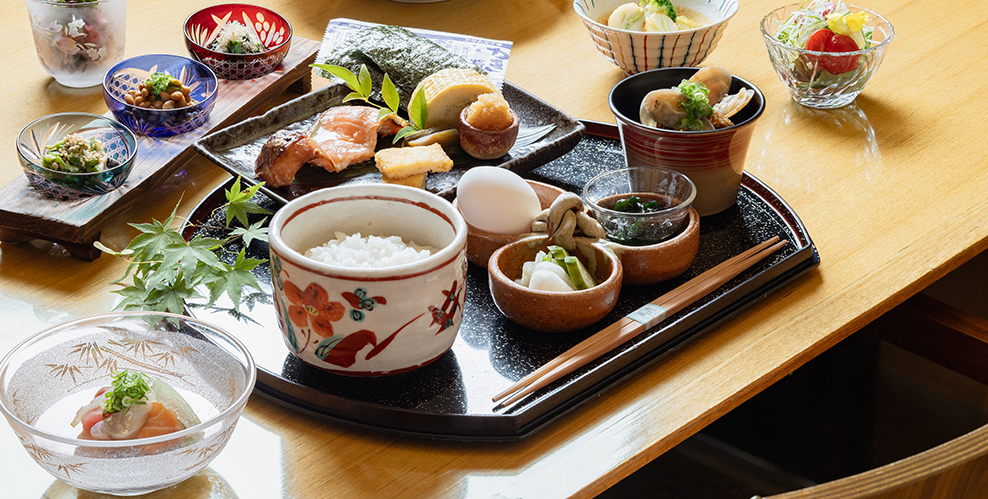焼き魚やだし巻き卵、ご飯などが並ぶ、和食の朝食膳。