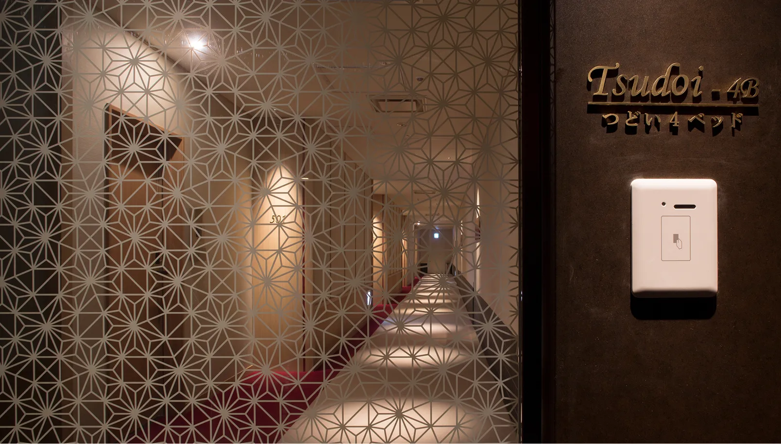 木目調の壁と青いクッションが印象的な高級感のあるツインルーム