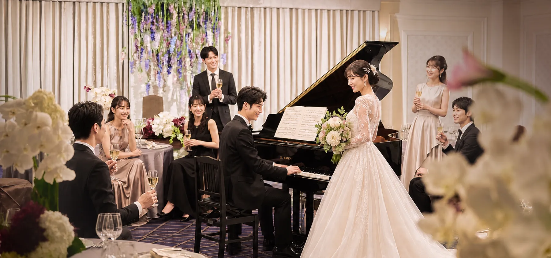 紫色の装飾が施されたテーブルが並ぶ、広々とした結婚披露宴会場です。