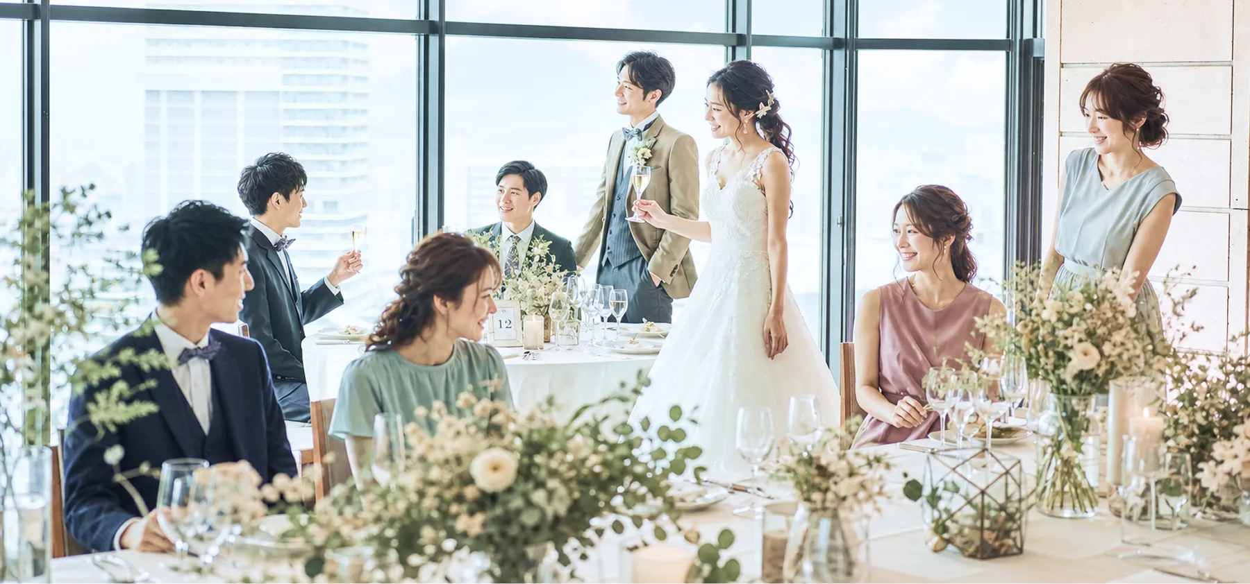 紫色の装飾が施されたテーブルが並ぶ、広々とした結婚披露宴会場です。
