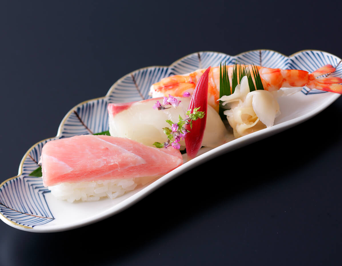 鮪や白身魚を盛り付けた刺身の盛り合わせ