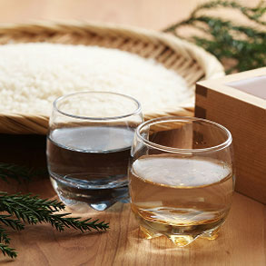 유리에 붓는 통술의 이미지