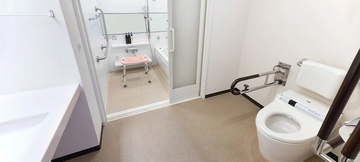 浴槽やトイレまわりに手すりを備えたユニバーサルルームのバスルーム