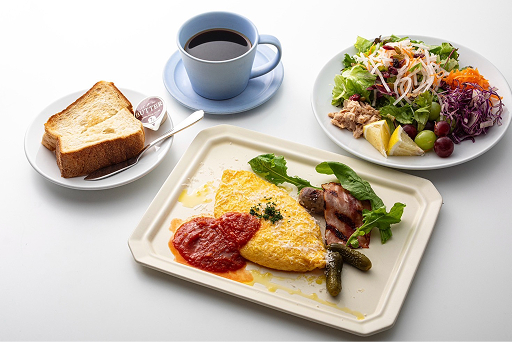ホテルグランヴィアの朝食ブッフェで提供される、彩り豊かなサラダとライブキッチンのオムレツ。