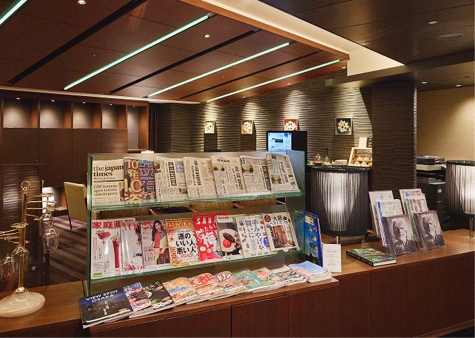 多彩な雑誌や新聞が並ぶライブラリーコーナーが広がります。