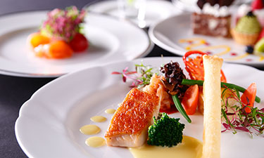 写真：メインダイニングルーム「三笠」のお料理