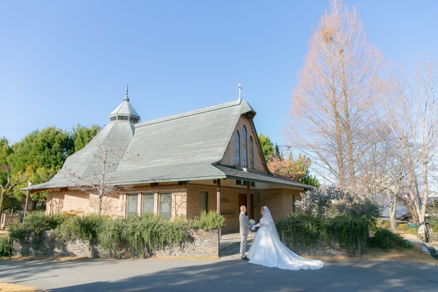 奈良ホテルのチャペルの前で新郎新婦記念写真