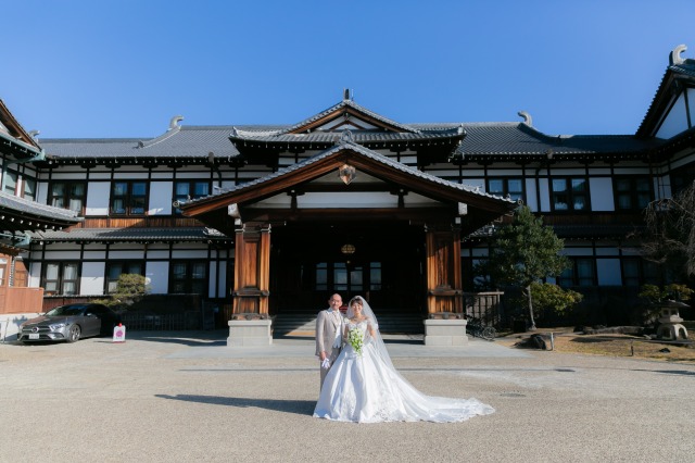 奈良ホテル外観での新郎新婦ショット