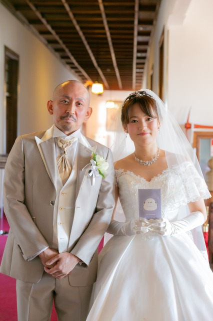 タキシードウェディイングドレスの新郎新婦