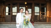 グリーンがポイントのお衣装をお召しの新郎新婦
