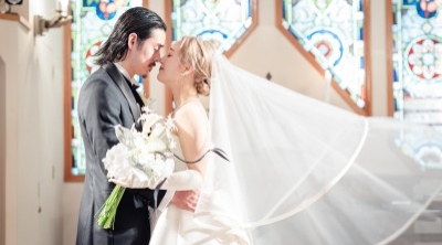 チャペルで向かい合う新郎新婦　マタニティ婚