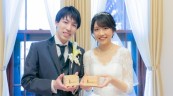 木桝を持って笑顔の新郎新婦　鏡開き