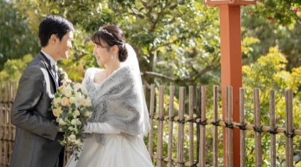 ブーケを一緒に持ち見つめ合う新郎新婦