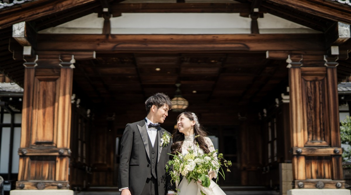 奈良ホテル玄関での撮影　見つめ合う新郎新婦　洋装