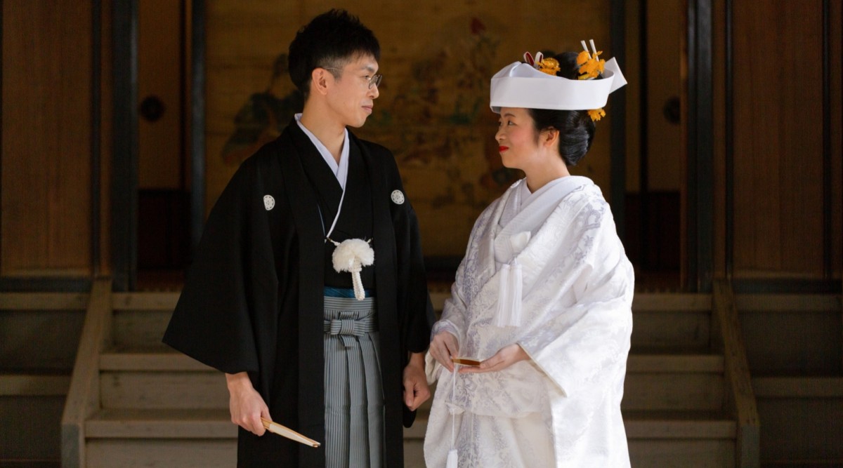 和装で見つめ合う新郎新婦　角隠し着用