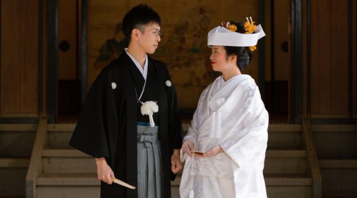 和装で見つめ合う新郎新婦　角隠し着用
