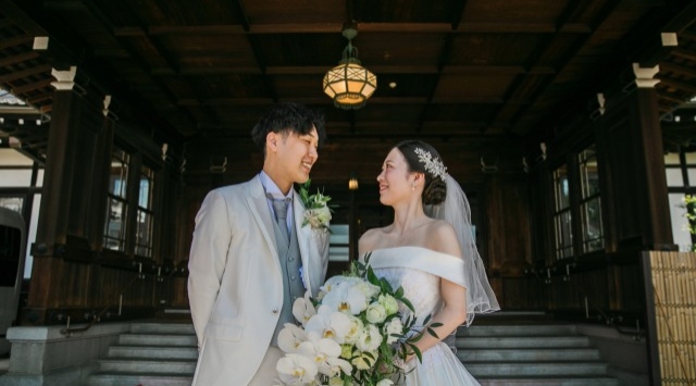奈良ホテルの玄関で見つめ合う新郎新婦　洋装