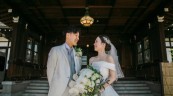 奈良ホテルの玄関で見つめ合う新郎新婦　洋装