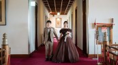 結婚式　ドレスをお召しになり手を繋ぐ新郎新婦様