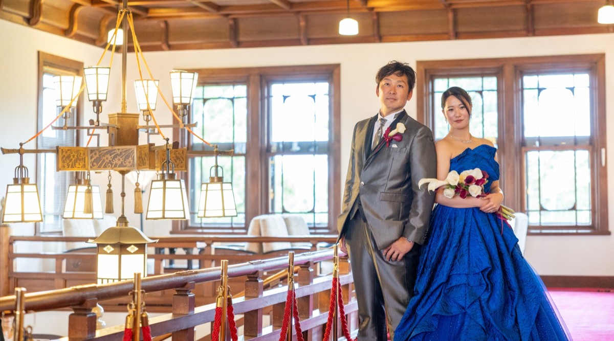 奈良ホテル2階で撮影する新郎新婦　青ドレス
