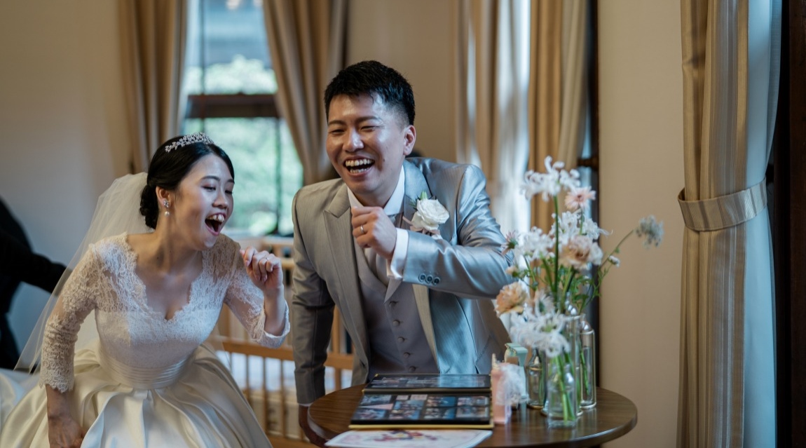 披露宴で楽しそうな新郎新婦