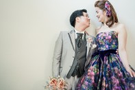 結婚式　正面玄関で見つめ合うタキシードとウェディングドレスの新郎新婦様