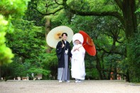 結婚式　正面玄関で見つめ合う和装（紋付き袴・色打掛）の新郎新婦様
