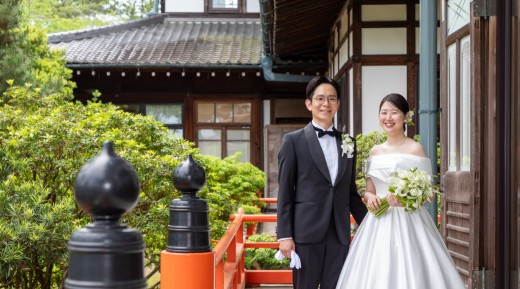 奈良ホテルの庭で微笑む新郎新婦