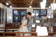 結婚式 タキシードとカラードレスの新郎新婦様