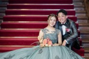 結婚式 タキシードとカラードレスの新郎新婦様