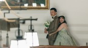 奈良ホテル二階　シャンデリアの前で抱き合う二人