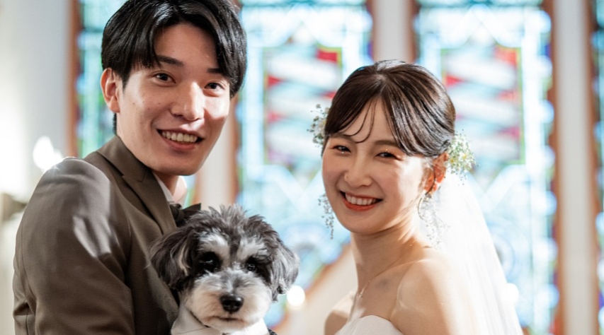 ペットと新郎新婦との3ショット