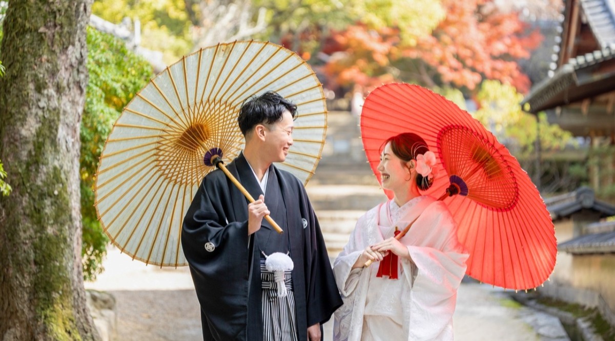 紋付袴と白無垢を着て笑い合う新郎新婦
