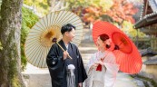 紋付袴と白無垢を着て笑い合う新郎新婦