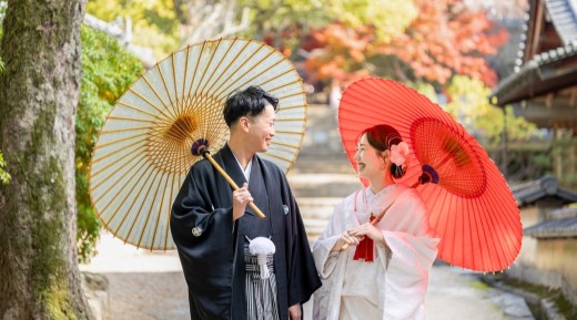 紋付袴と白無垢を着て笑い合う新郎新婦