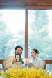 高砂席で表情をきめる新郎新婦