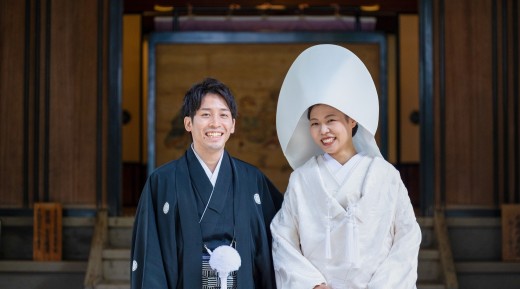 紋付袴と白無垢を着て笑顔の新郎新婦