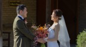 チャペル前で向かい合って手を取り合う新郎新婦