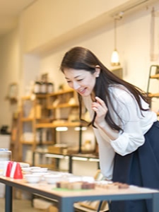 イメージ写真：雑貨を選ぶ女性
