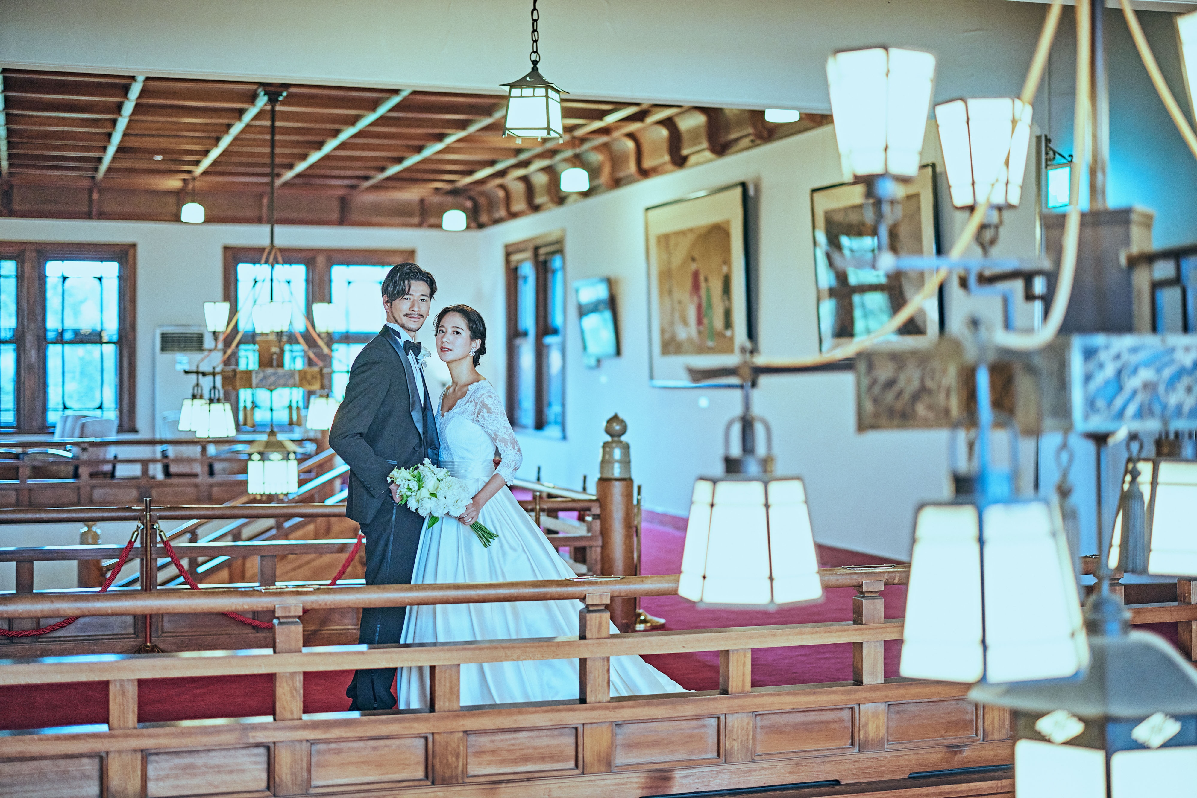 奈良ホテルで新郎新婦が撮影している写真