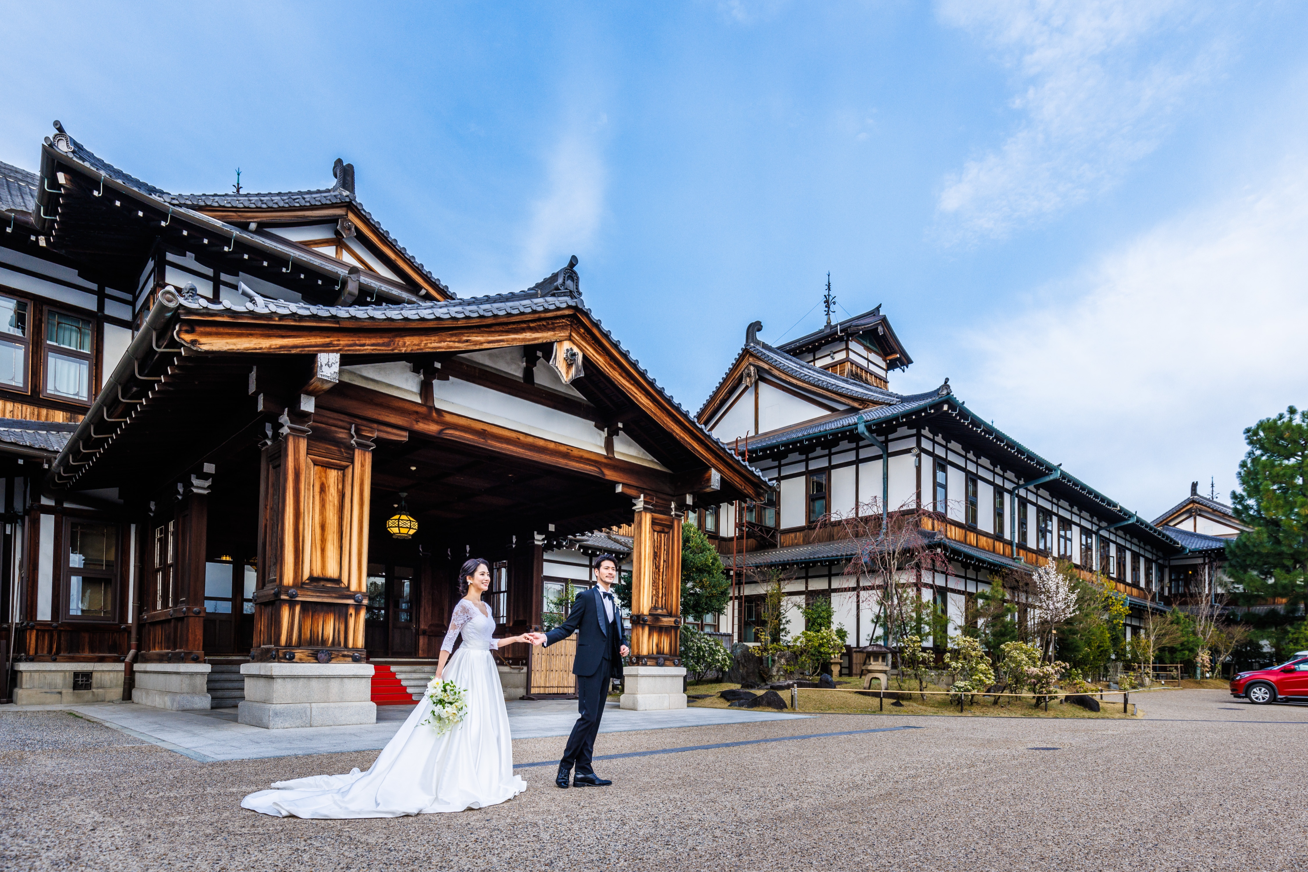 タキシード　ウェディングドレス姿の新郎新婦