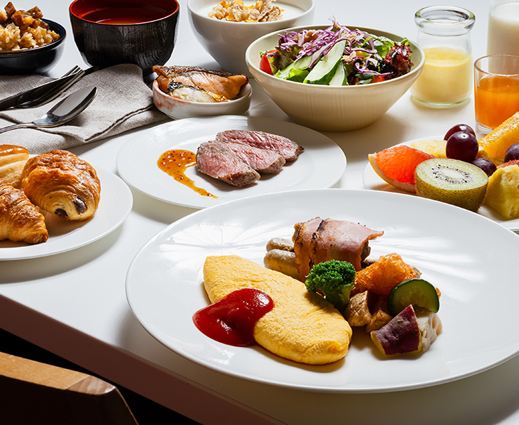 多彩な料理が並ぶ朝食ビュッフェのテーブル