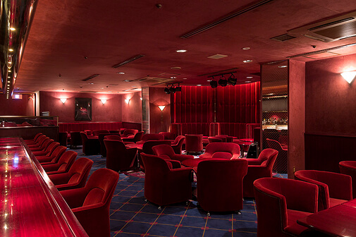 赤い照明に包まれたラグジュアリーなメインバー