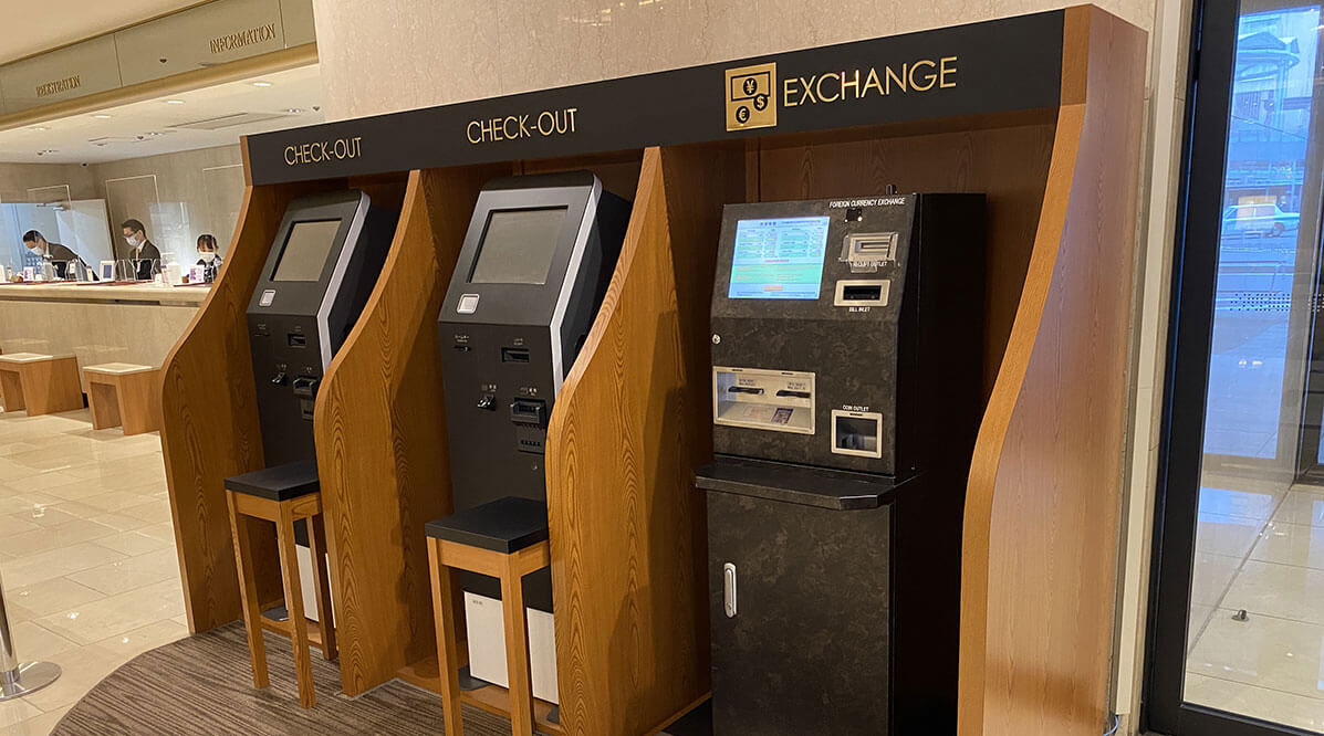 フロント横に設置された自動精算機と外貨両替機