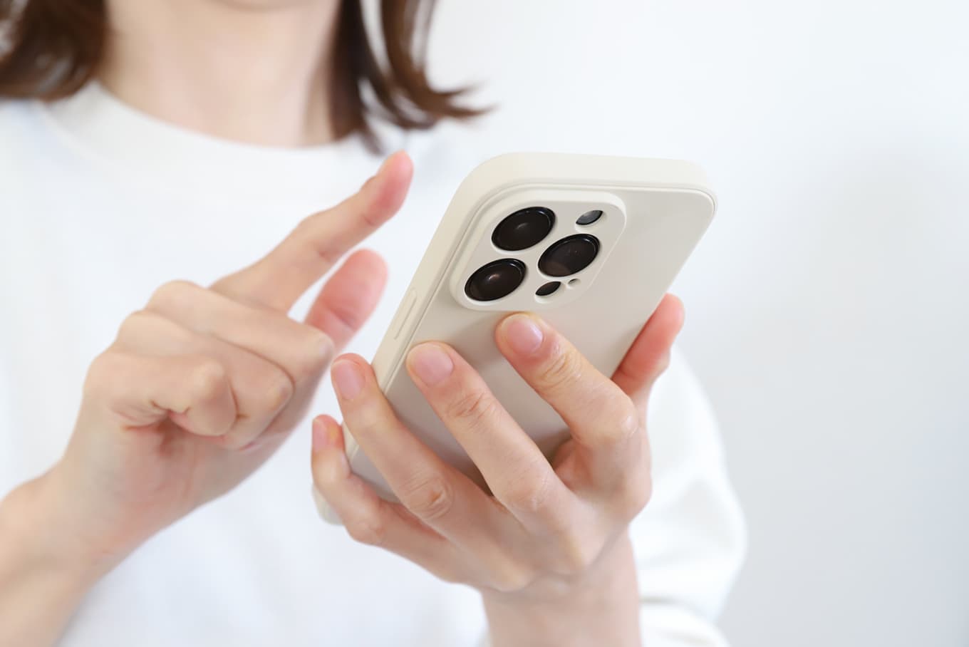 笑顔でスマートフォンを操作する女性。