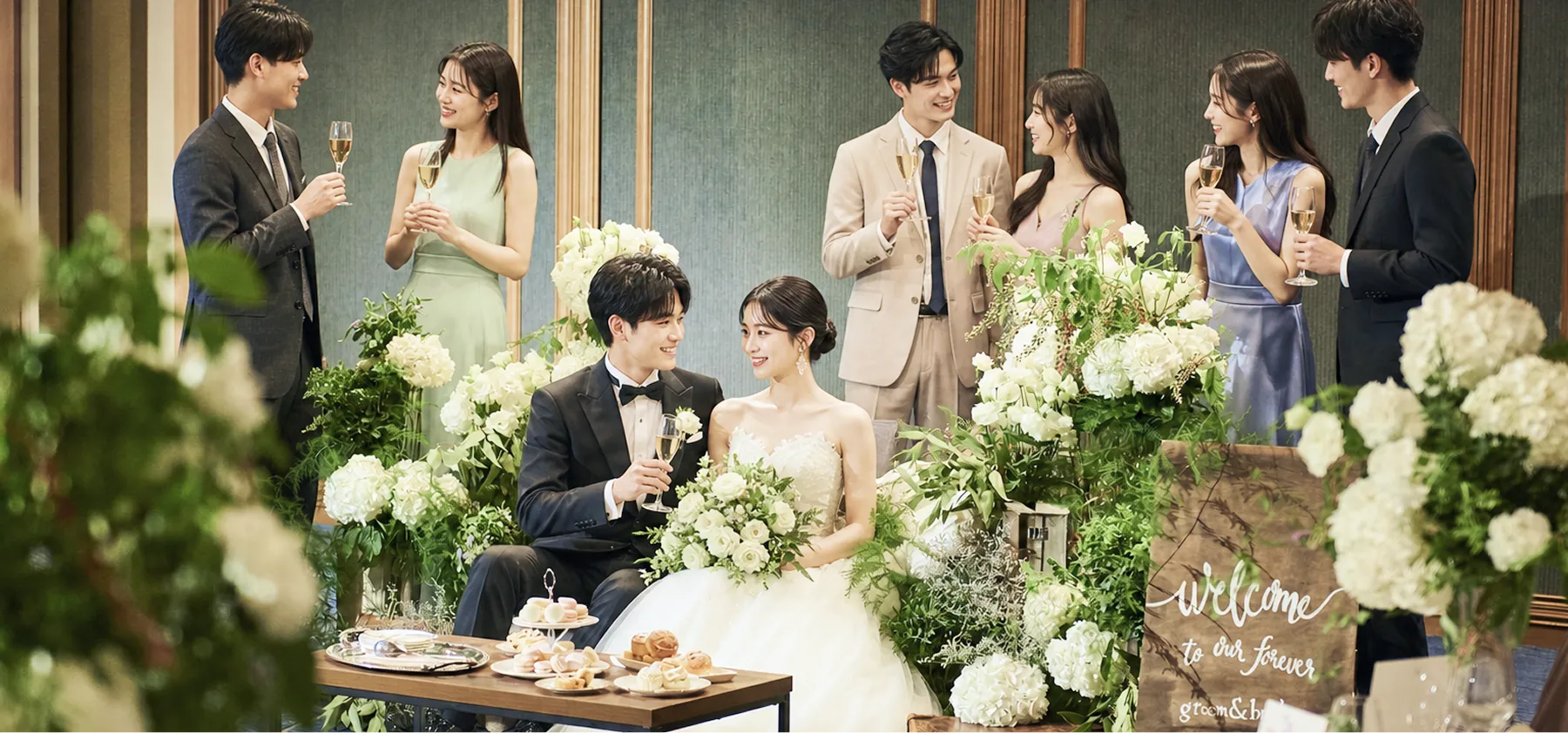 紫色の装飾が施されたテーブルが並ぶ、広々とした結婚披露宴会場です。