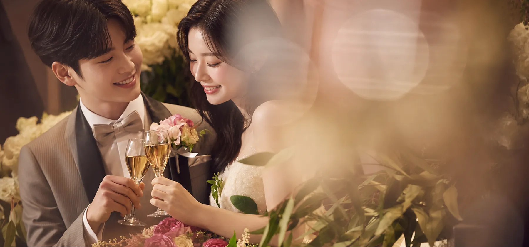紫色の装飾が施されたテーブルが並ぶ、広々とした結婚披露宴会場です。